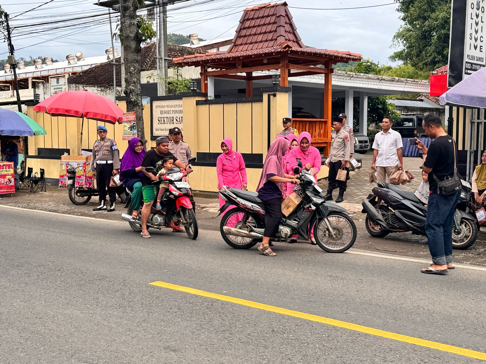 Kapolsek Sawoo Bersama Bhayangkari Bagikan 200 Paket Takjil di Depan Mapolsek