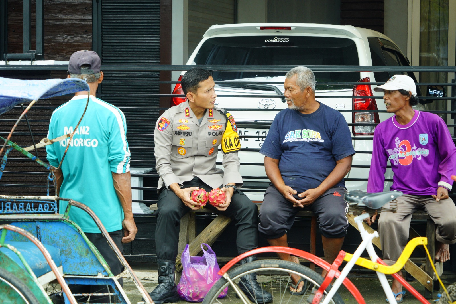 Berkah Ramadhan, Kapolres Ponorogo Turun ke Jalan Bagikan Beras dan Buah untuk Tukang Becak