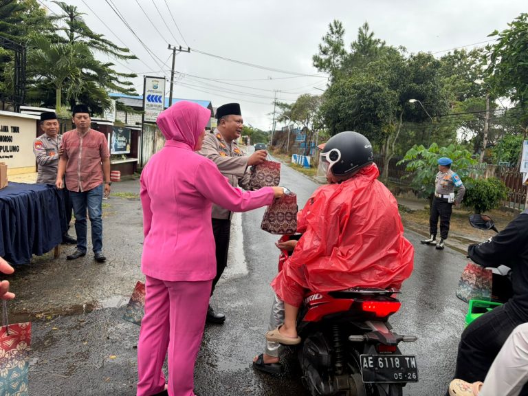 Polsek Pulung Bersama Bhayangkari Ranting Pulung Bagikan 100 Paket Takjil di Depan Mapolsek