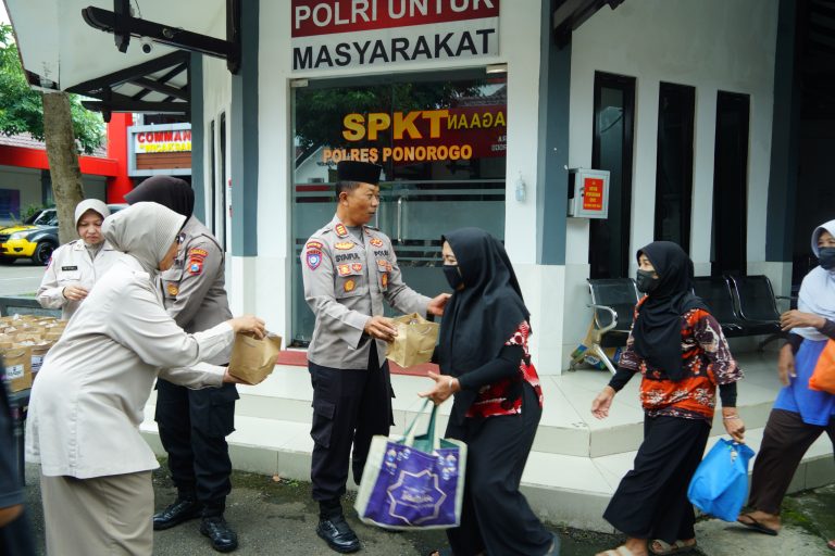 Polres Ponorogo Bagikan 200 Paket Takjil kepada Pengguna Jalan di Depan Mako