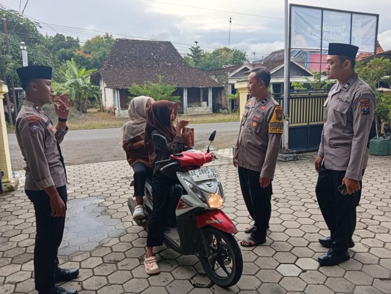 Polsek Bungkal Gelar Bakti Sosial Pembagian Takjil Bertema “Berbagi Ikhlas dan Tulus Hati”