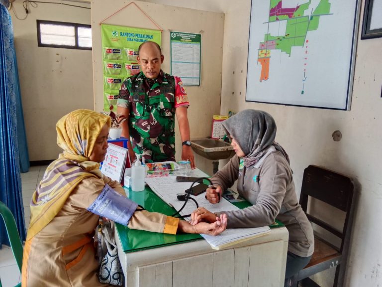 Aktif di Desa Binaan, Babinsa Kodim Ponorogo Monitoring Posyandu ILP