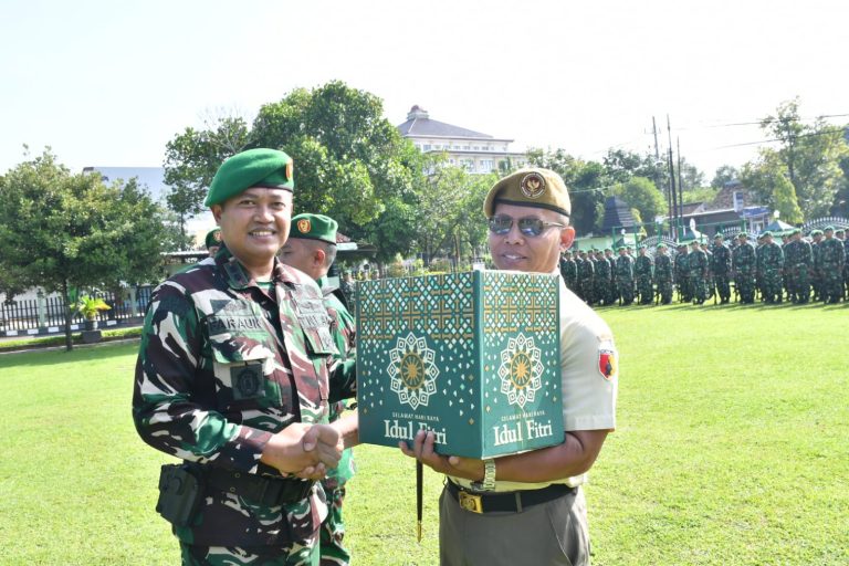 Dandim Ponorogo Bagikan Bingkisan THR.                                                                                                                         Berkah Bagi Kodim, Bermanfaat Bagi Anggota