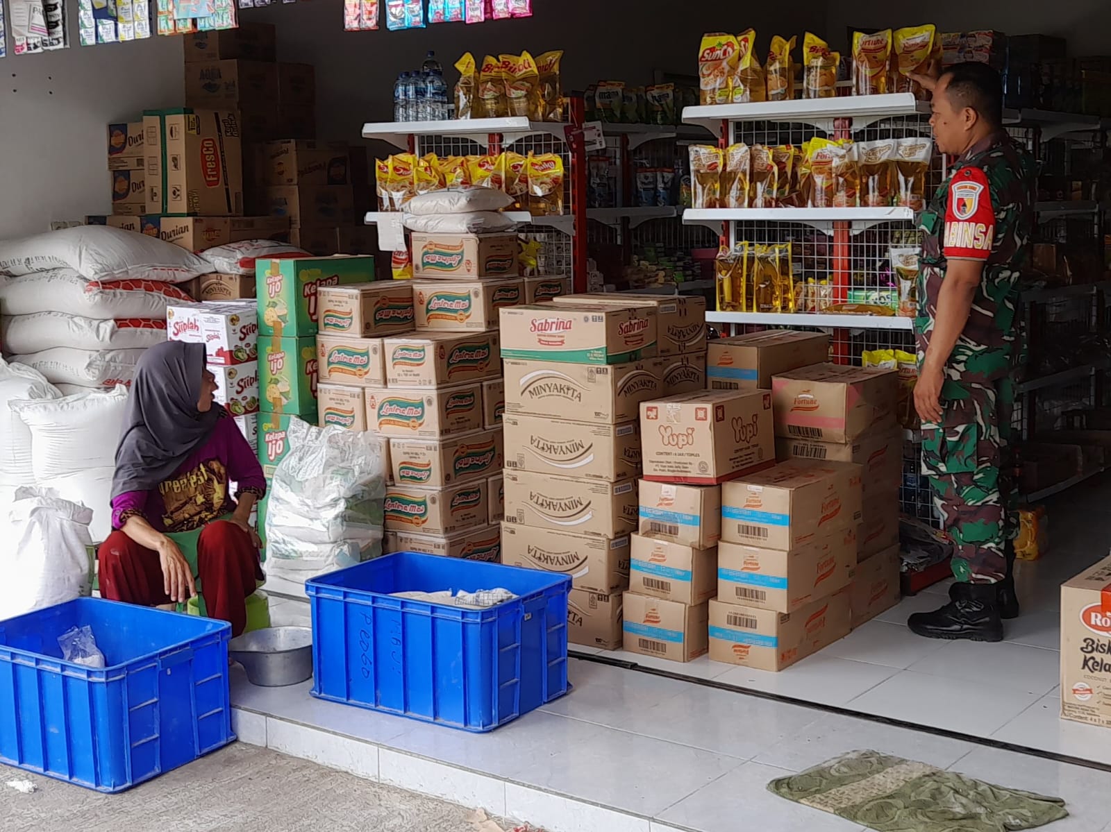 Jelang Hari Raya Idul Fitri, Babinsa Kodim Ponorogo monitor Stabilitas Harga dan Ketersediaan Sembako