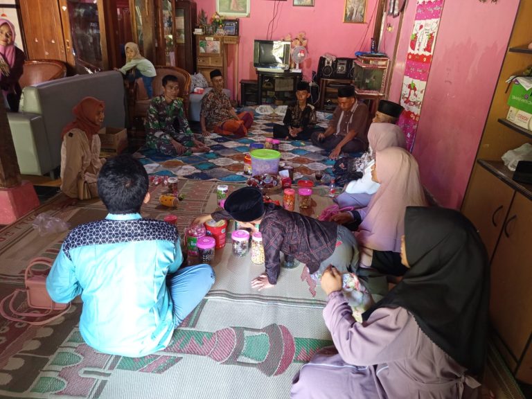 Komsos Lebaran, Babinsa Ponorogo Silaturahmi ke Rumah Warga