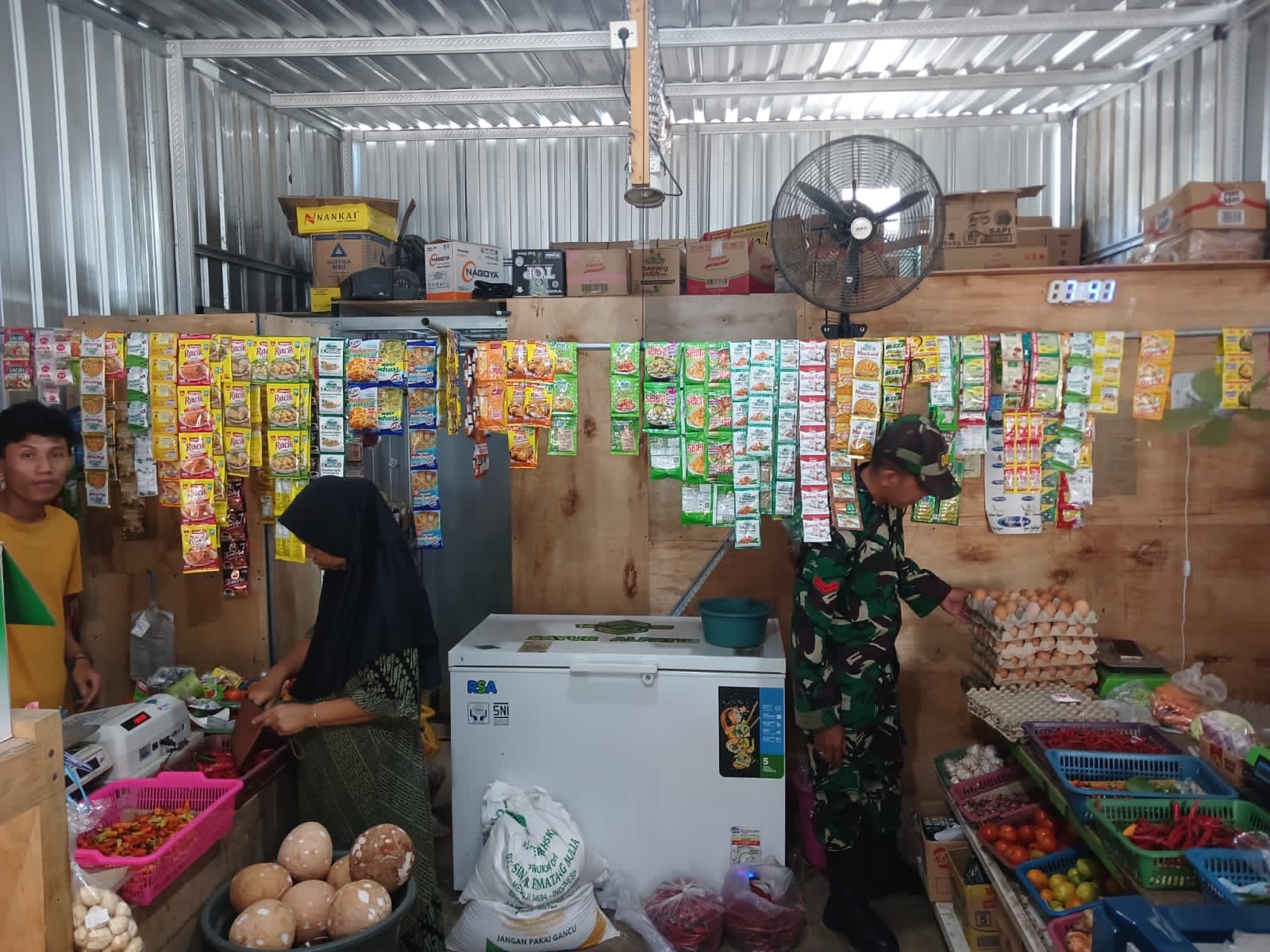 Nuansa Idul Fitri, Babinsa Kodim Ponorogo Halal Bihalal Sekaligus Monitoring Stabilitas Harga Sembako