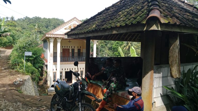 Komsos Rutin, Sarana Babinsa Kodim Ponorogo Jaga Kedekatan Dengan Warga