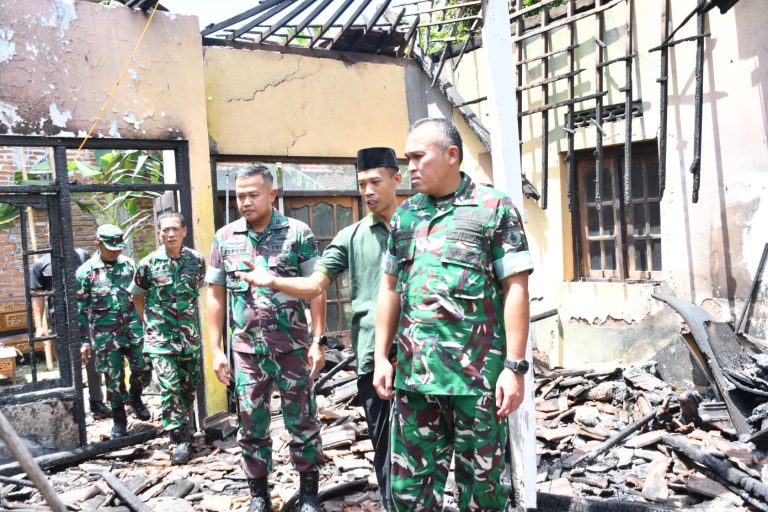 Anggota Terkena Musibah Rumah Terbakar dan Tertimpa Pohon, Dandim Ponorogo Cepat Tanggap Berikan Bantuan