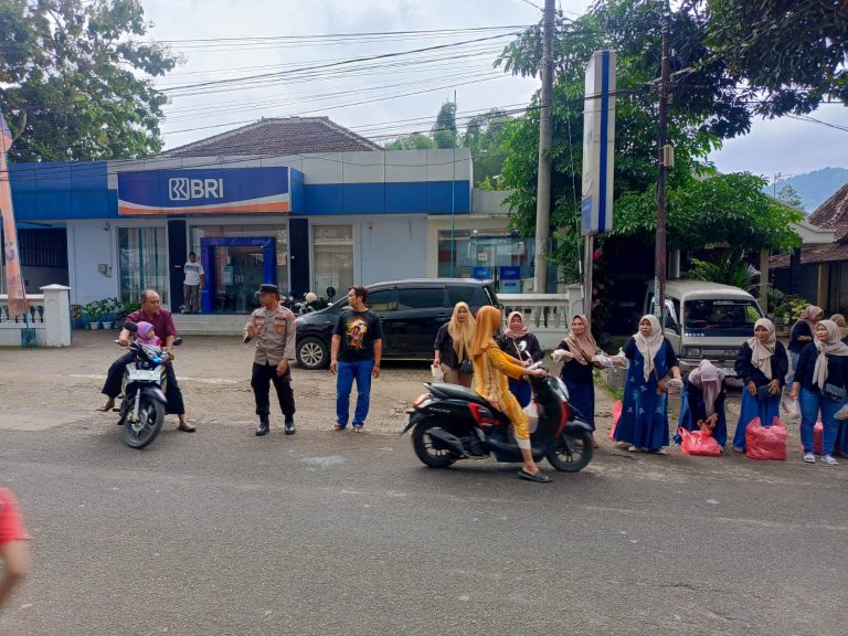 Polsek Bungkal Bersama Komunitas Aero Endelita Bagikan 750 Paket Takjil di Depan BRI Unit Bungkal