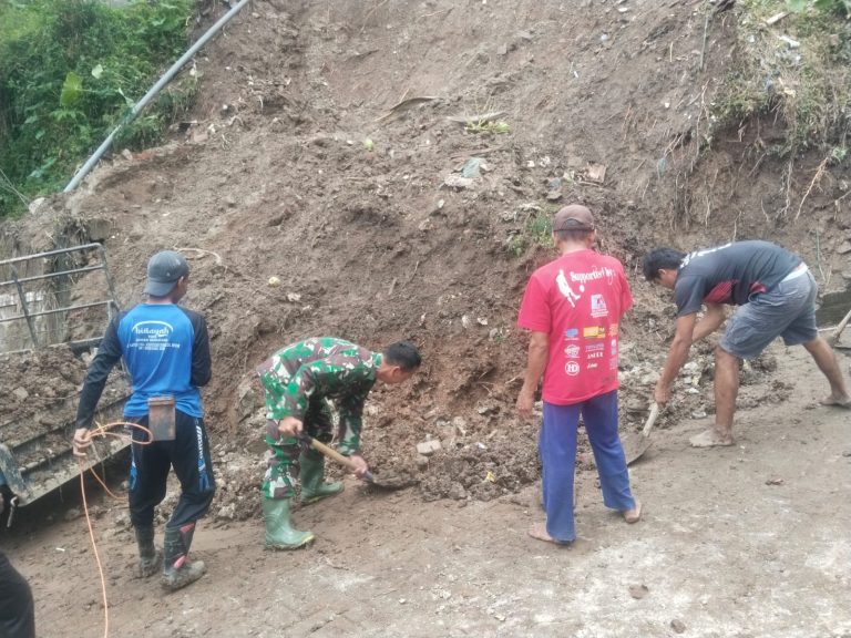 Tanah Longsor Tutup Jalan Desa, Babinsa Gerak Cepat Kerja Bakti