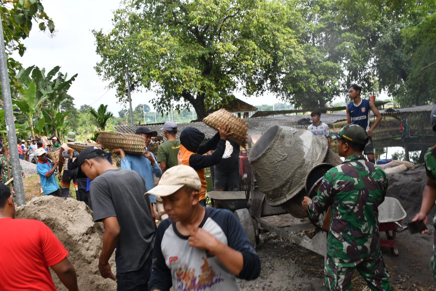 Senang Dibangun Jembatan Perintis Garuda, Warga Antusias Bergotong Royong Bersama TNI