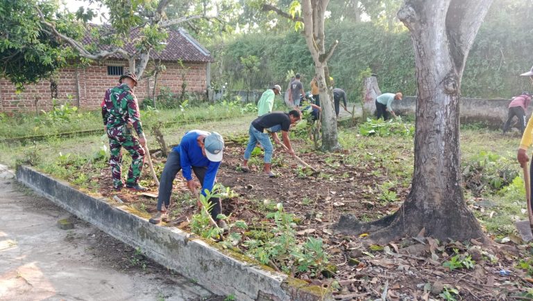 Aktif Bantu Warga, Babinsa Kodim Ponorogo Ikut Kerja Bakti Bersihkan Lingkungan