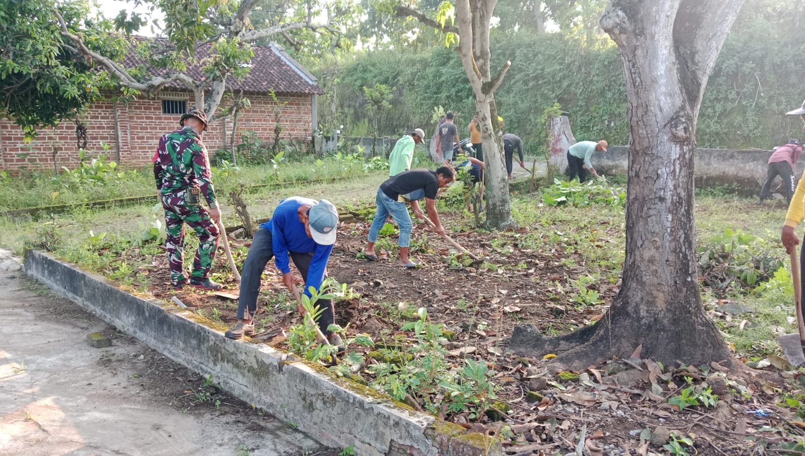 Aktif Bantu Warga, Babinsa Kodim Ponorogo Ikut Kerja Bakti Bersihkan Lingkungan