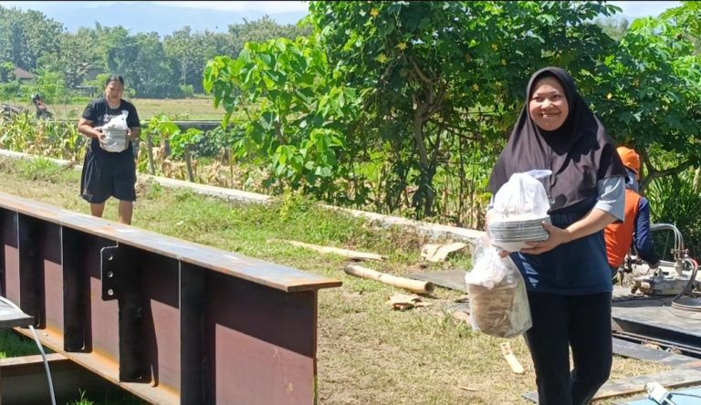 Semangat Ibu Ibu Dukung Suksesnya Pembangunan Jembatan Perintis Garuda di Ponorogo