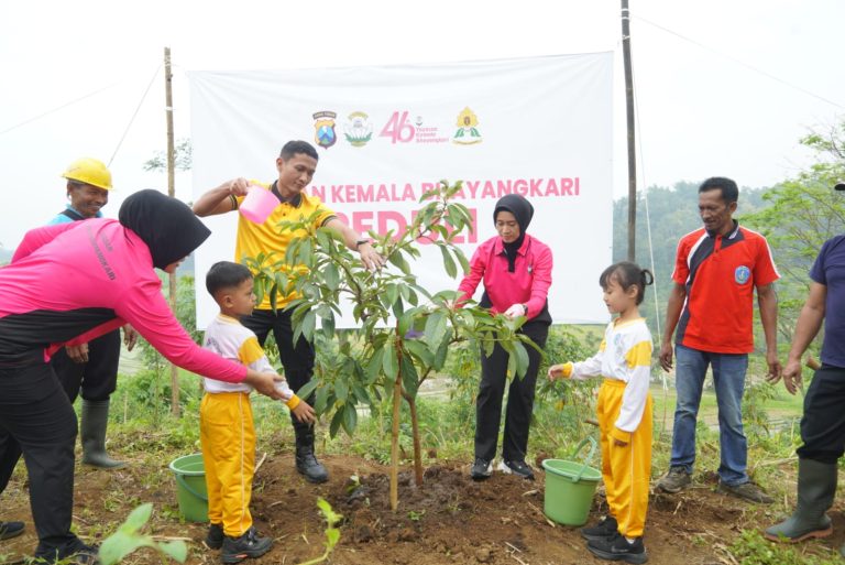 Peringatan HUT 46 Yayasan Kemala Bhayangkari dan Hari Jadi Polwan Gelar Tanam Bersama Ratusan Alpukat Aligator