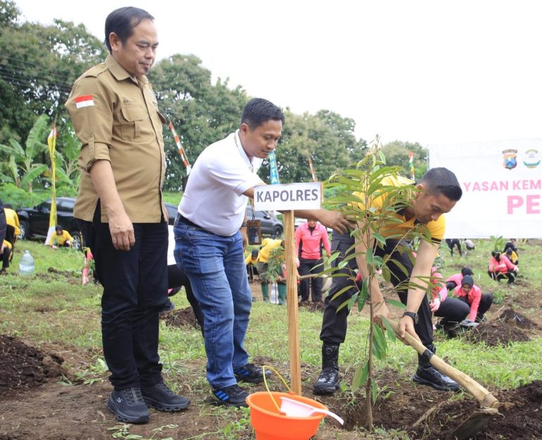 Hari Bumi, Polres Madiun Gandeng Perhutani Tanam Ribuan Bibit