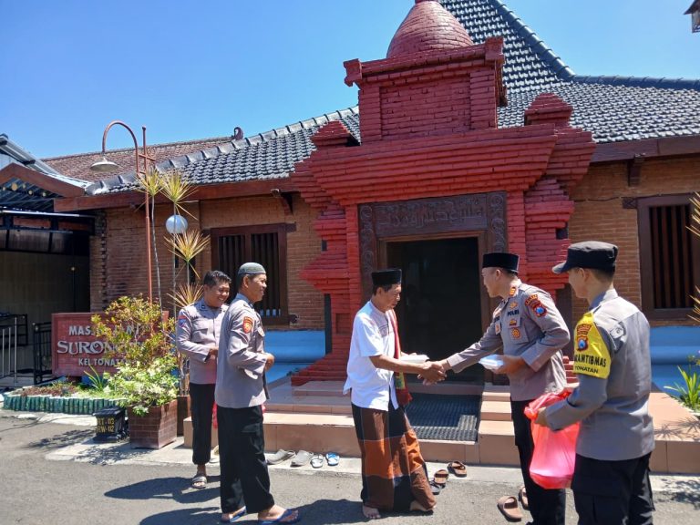 POLSEK PONOROGO GELAR SAFARI JUMAT DAN JUMAT BERKAH DI MASJID SURONATAN, PERERAT HUBUNGAN DENGAN MASYARAKAT