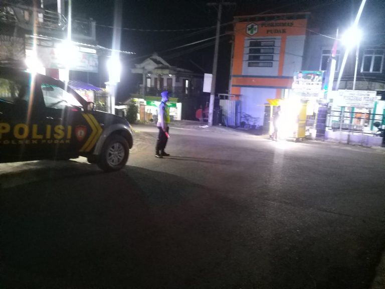 POLSEK PUDAK GELAR PATROLI BLUE LIGHT, CIPTAKAN SITUASI AMAN DAN KONDUSIF