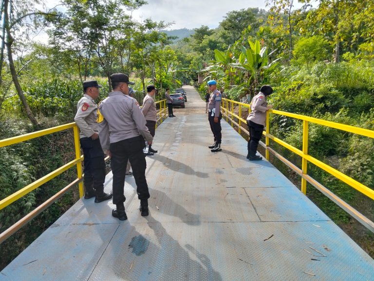 Polsek Sawoo Cek Pembangunan Jembatan Semi Permanen di Desa Grogol