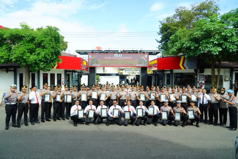 Apel Jam Pimpinan, Kapolres Ponorogo Beri Penghargaan Bagi Anggota Berprestasi