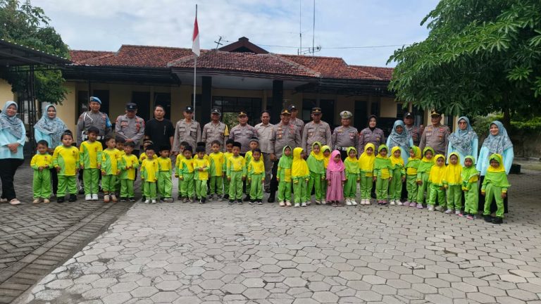 POLSEK SOMOROTO TERIMA KUNJUNGAN SISWA PAS AL HASAN, TANAMKAN KEDISIPLINAN DAN CINTA POLRI SEJAK DINI