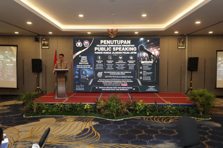 Kabid Humas Polda Jatim Tutup Pelatihan Public Speaking, Tekankan Komunikasi Jujur dan Transparan