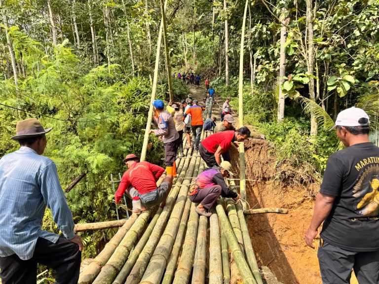 Polsek Sawoo Bersama Warga Gotong Royong Bangun Jembatan Darurat di Desa Tempuran