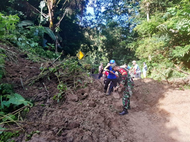 Tanah Longsor Menutup Jalan, Babinsa Kodim Ponorogo Ikut Kerja Bakti