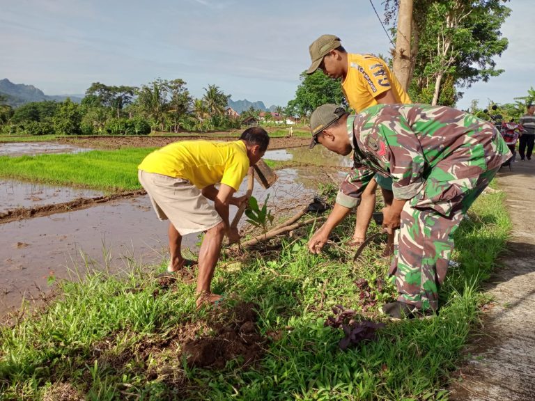 Anggota Kodim Ponorogo Bersama Masyarakat Kerja Bakti Bersihkan Rumput