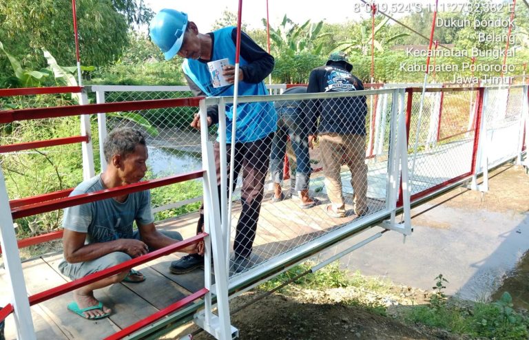 TNI dan Rakyat Gotong Royong Sukseskan Pembangunan Jembatan Perintis Garuda Tahap III di Ponorogo
