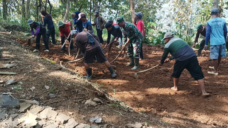 Peduli Kesulitan Warga, Babinsa Kodim Ponorogo Ikut Kerja Bakti Pelebaran Jalan