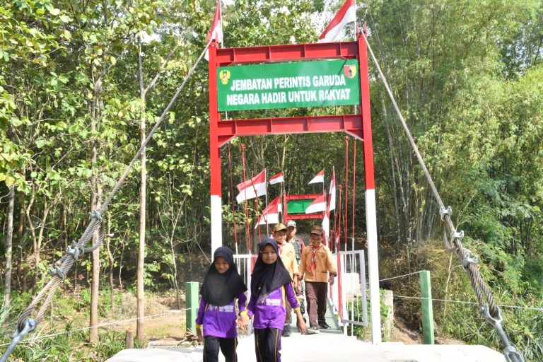 Jembatan Impian Selesai, Anak Sekolah Tidak Lagi Nyeberang Kali