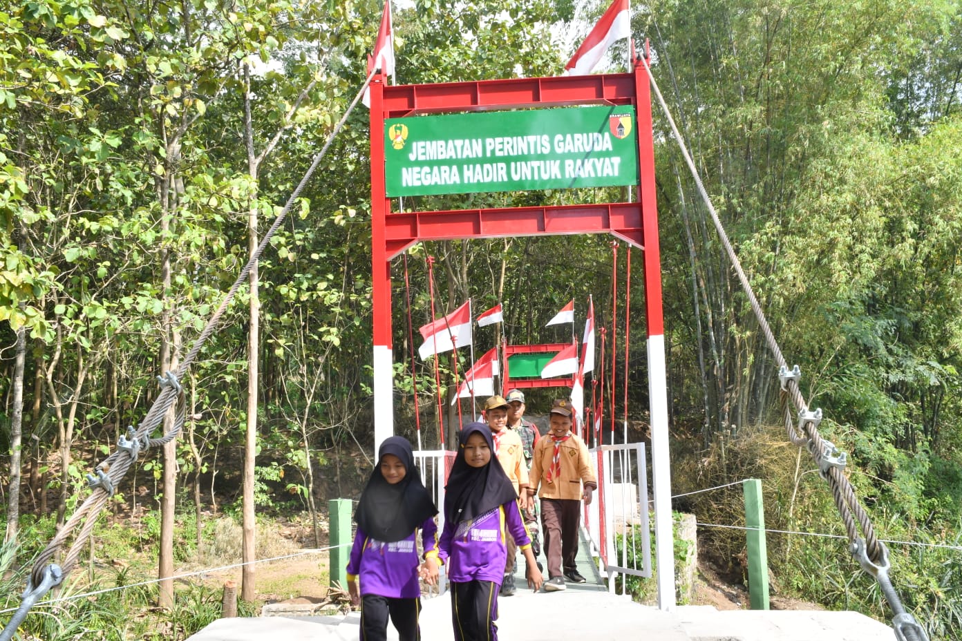 Jembatan Impian Selesai, Anak Sekolah Tidak Lagi Nyeberang Kali