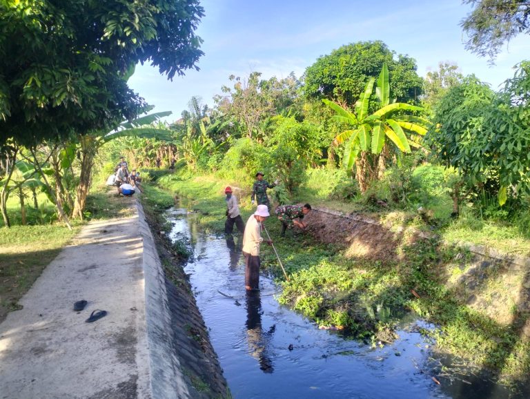 Jaga Kebersihan Lingkungan, Anggota Kodim Ponorogo Bersama Warga Kerja Bakti di Bantaran Sungai