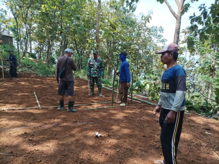 Ikut Bangun Lapangan Voli, Upaya Babinsa Kodim Ponorogo Dukung Fasilitas Olahraga