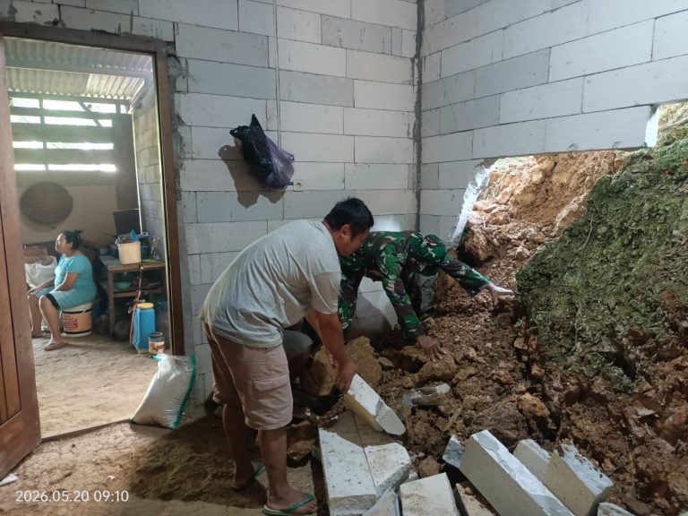Bencana Tanah Longsor Timpa Rumah Warga, Anggota Kodim Ponorogo Gerak Cepat Kerja Bakti