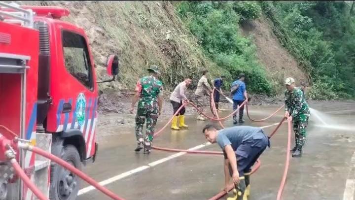 Longsoran Tanah Menutup Jalan, TNI – Polri dan Unsur Terkait Bersinergi Kerja Bakti
