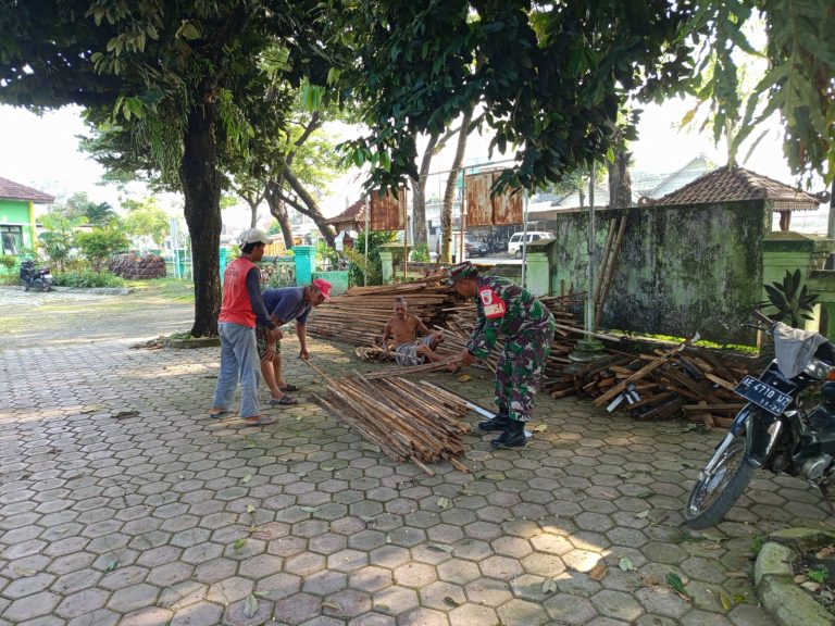 Anggota Kodim Ponorogo Ikut Gotong Royong Bongkar Rumah Warga