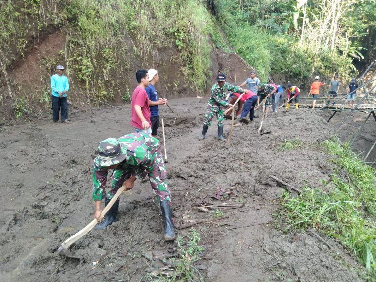 Bencana Tanah Longsor dan Banjir, TNI – Polri dan Masyarakat Bangun Jembatan Darurat