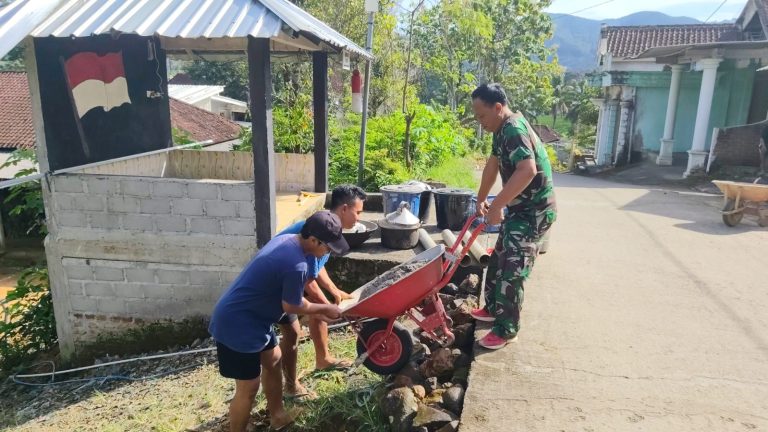 Bangun Desa, Babinsa Kodim Ponorogo Ikut Kerja Bakti Lebarkan Jalan