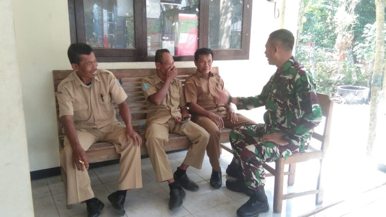 Jalin Silaturahmi Pererat Kedekatan, Babinsa Kodim Ponorogo Komsos Dengan Aparat Desa