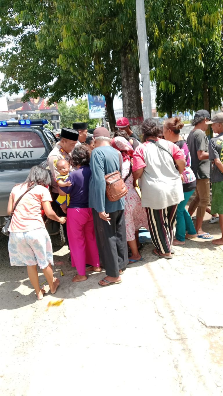 Jumat Berkah, Polsek Ponorogo Bagikan Ratusan Nasi Kotak kepada Masyarakat