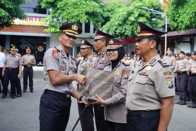 Apel Pagi, Kapolres Ponorogo Gelar Sertijab Kapolsek Hingga Pemberian Penghargaan Anggota Purna Tugas