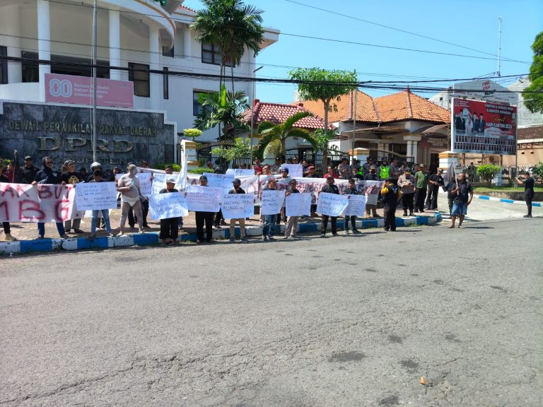 Ratusan Personel Polres Ponorogo Kawal Aksi Damai KPPB di DPRD, Aspirasi MBG dan KDKMP Menggema