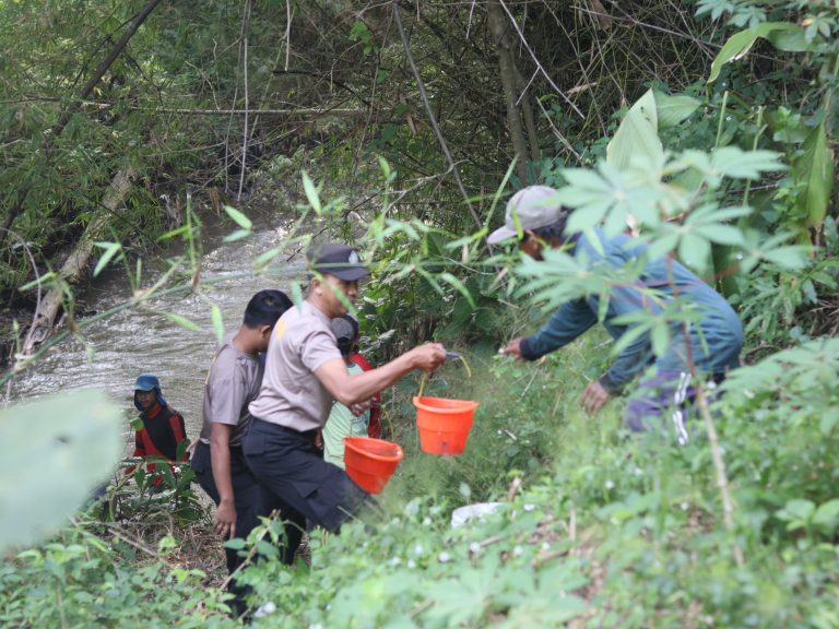 Polres Blitar Kota bersama Warga Bangun Jembatan Merah Putih Presisi Penggerak Ekonomi Desa
