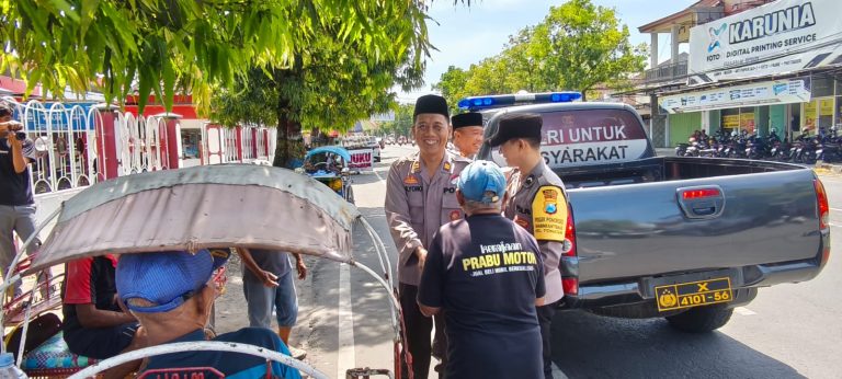Polsek Ponorogo Gelar Jumat Berkah, Bagikan 200 Paket Nasi kepada Masyarakat
