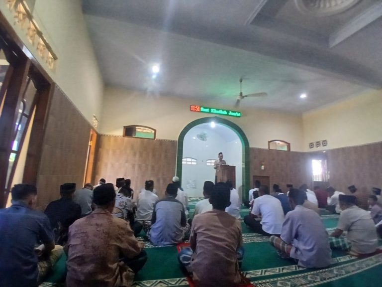 Polsek Jenangan Gelar Ceramah Kamtibmas dalam Kegiatan Sholat Jumat di Masjid Al Islam