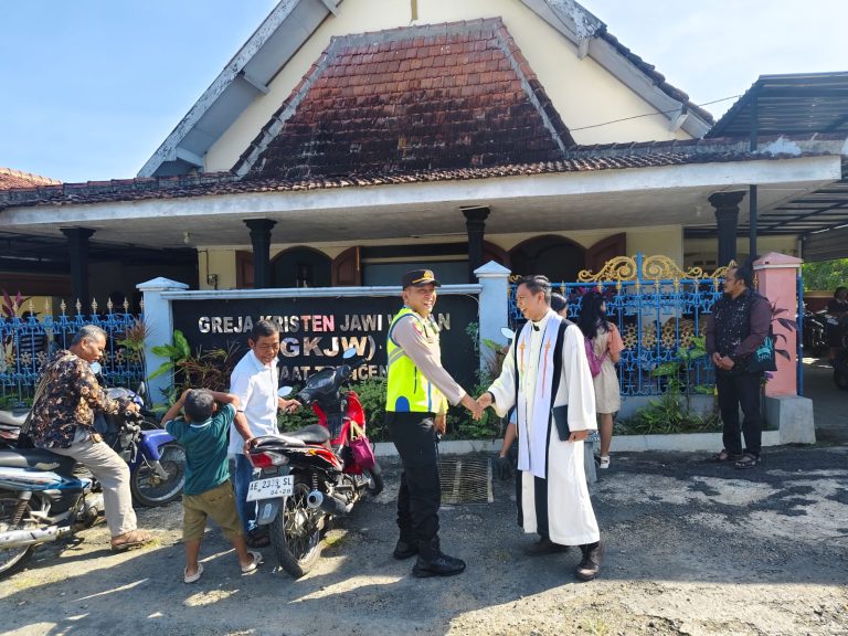 Polsek Sampung Laksanakan Pengamanan Ibadah Kenaikan Yesus Kristus di Gereja Santo Petrus