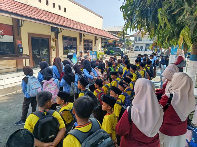 Polsanak: Polres Blitar Edukasi Pelajar Berbudaya Tertib Sejak Dini