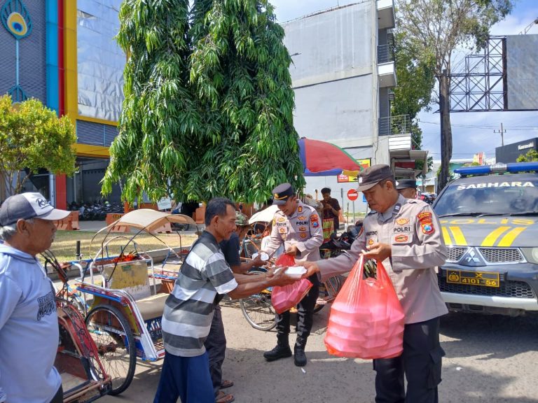 Polsek Ponorogo Gelar Jumat Berkah, Bagikan 200 Paket Nasi kepada Masyarakat